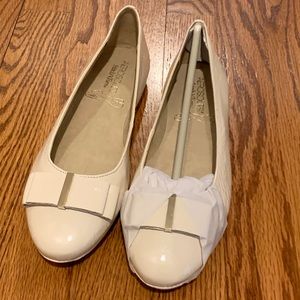 New flats white aerosoles very comfortable